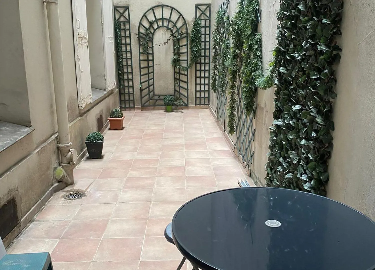 2 Bedroom With Spacious Terrace Minutes From Champs Elysees 파리