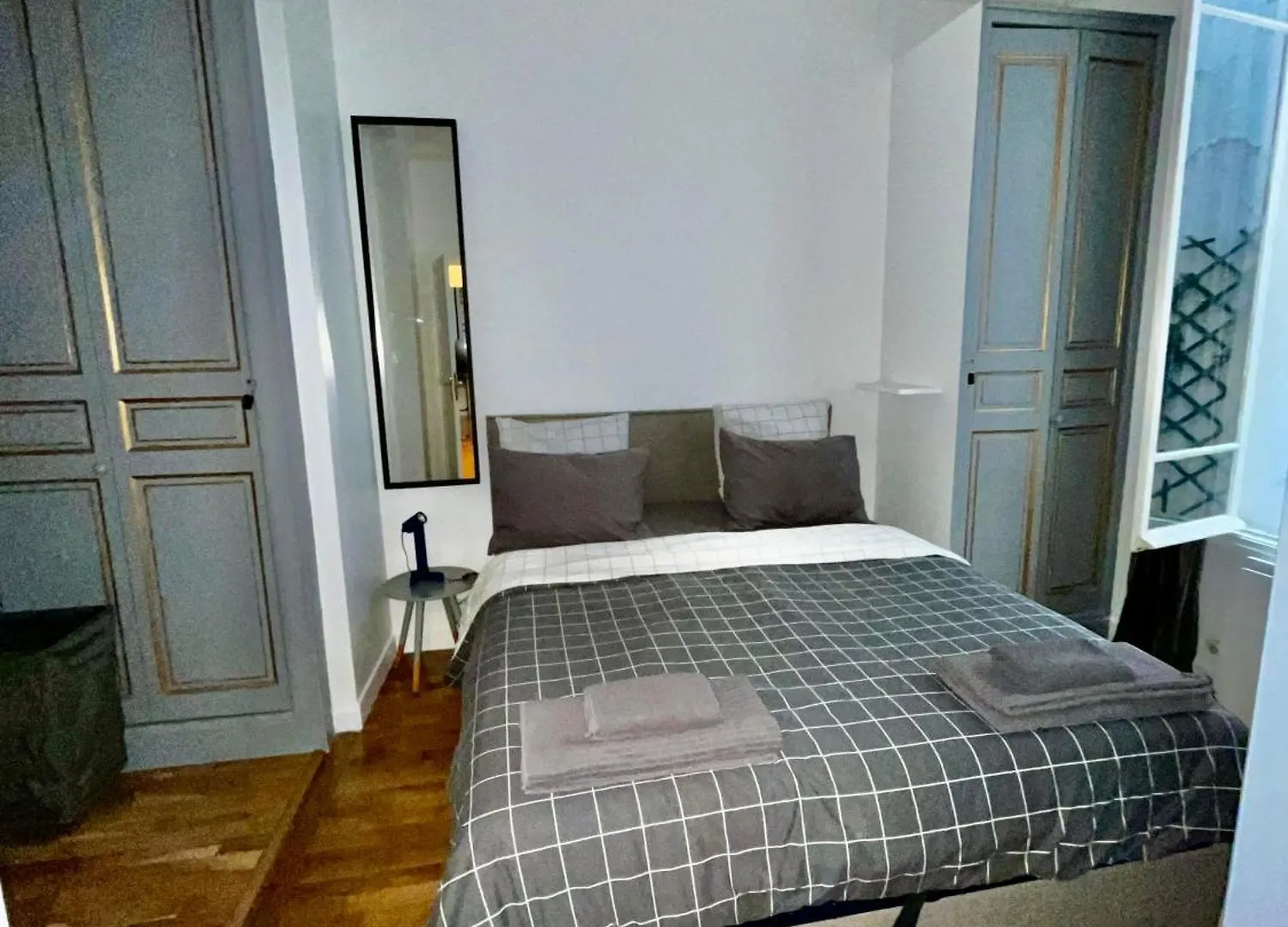 2 Bedroom With Spacious Terrace Minutes From Champs Elysees 파리 0*,  프랑스