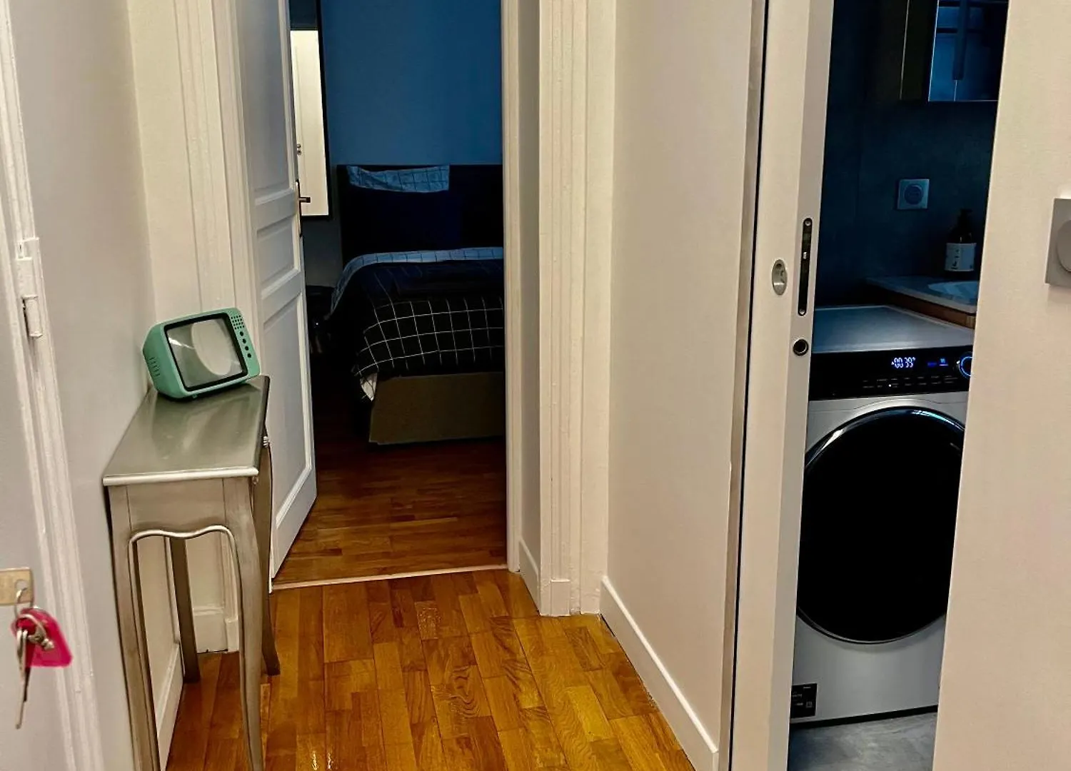 2 Bedroom With Spacious Terrace Minutes From Champs Elysees 파리 아파트